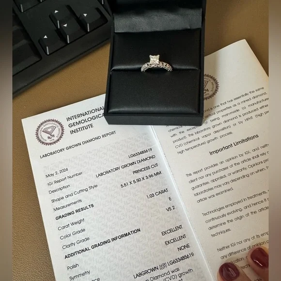 Elegant 18k White Gold Diamond Ring - Picture 1 of 2